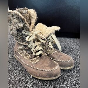 Muk Luk Lilly lace up boot 6.5